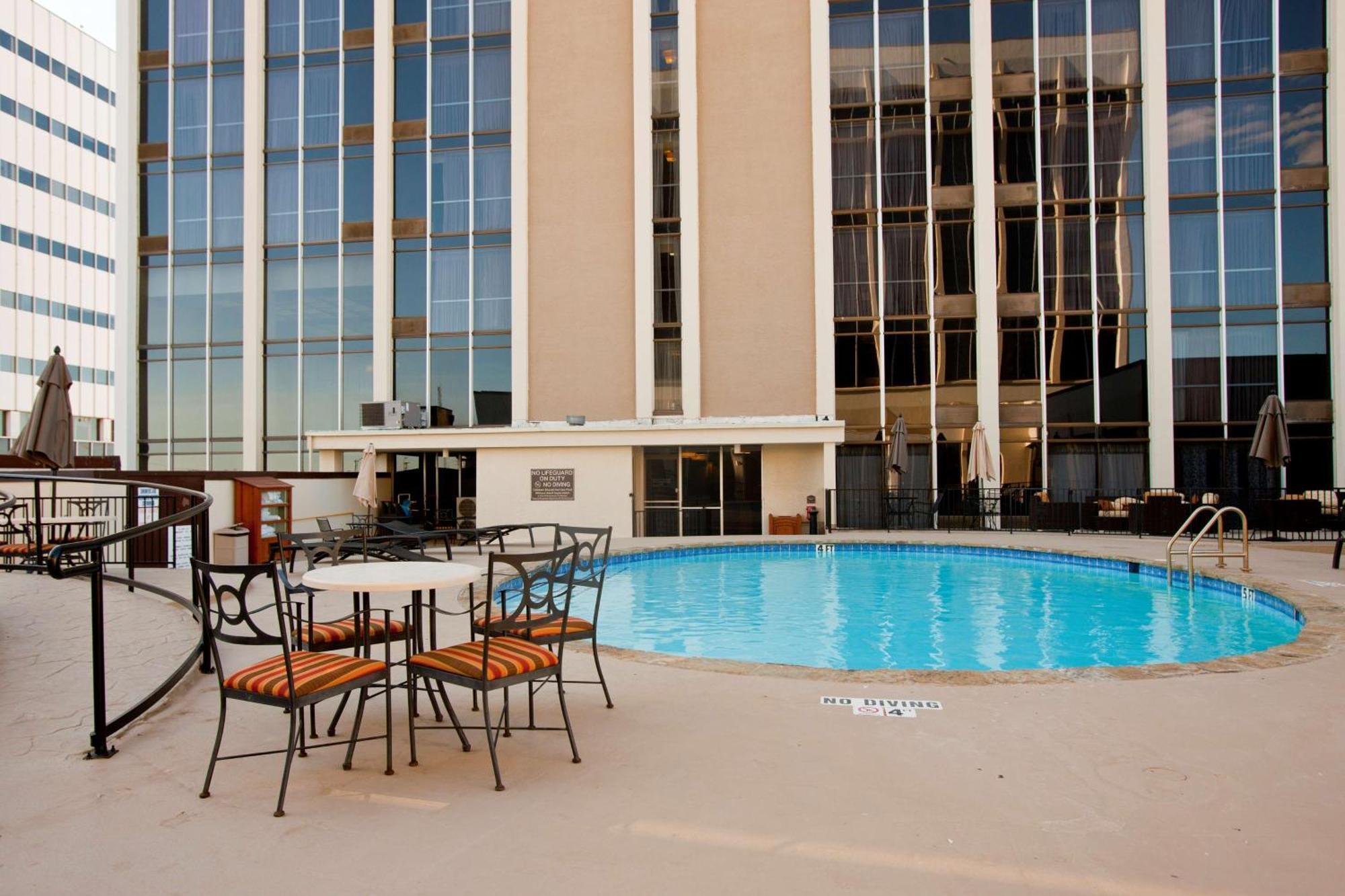 מלון Doubletree By Hilton Midland Plaza מראה חיצוני תמונה